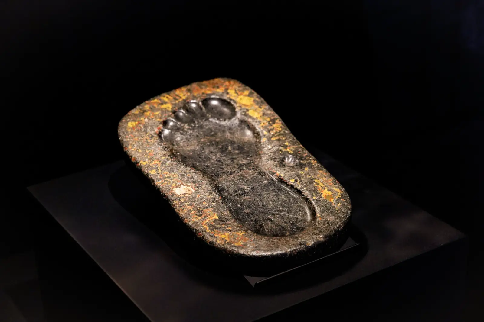 The Kadem-i Şerif, the stone bearing the Prophet Muhammad's footprint, in its gold-mounted setting.