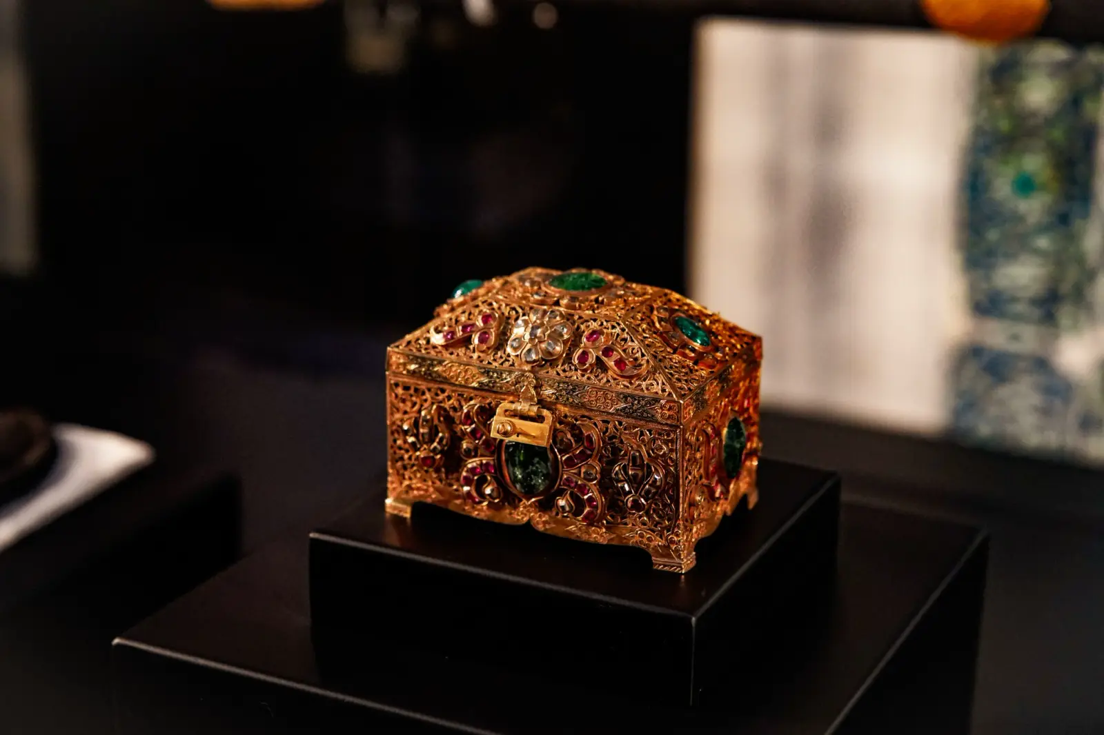 The jewelled reliquary of the Dendan-ı Saadet, the Prophet's tooth.