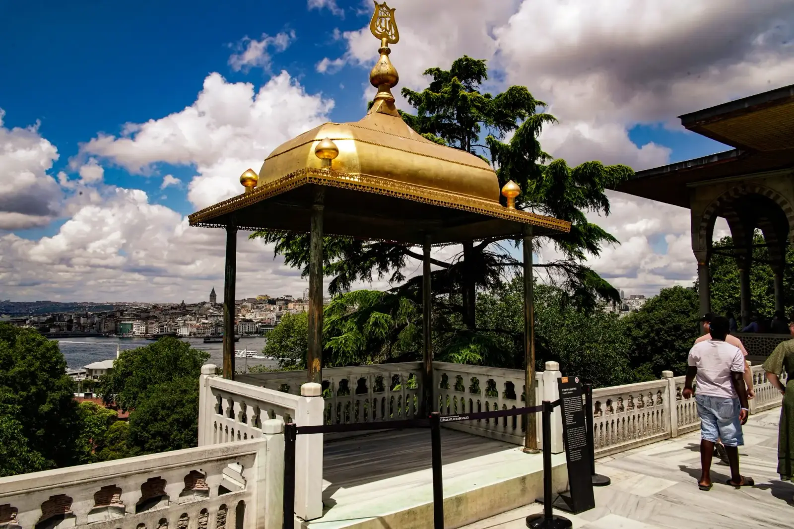 The İftariye Kameriyesi, the small gilded canopy on the edge of the terrace where the sultan broke his fast.